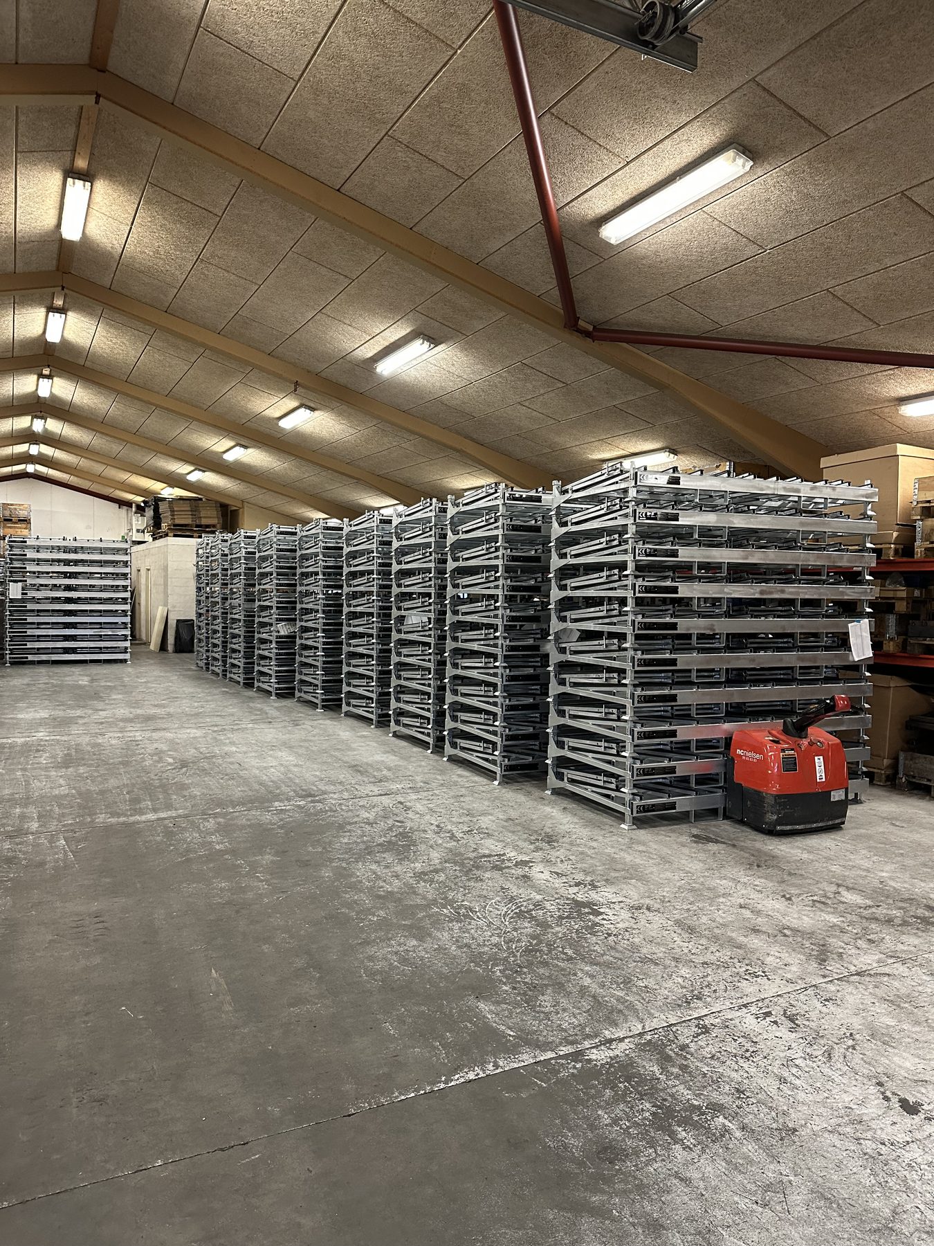 Transportgestelle in der Werkstatt gestapelt