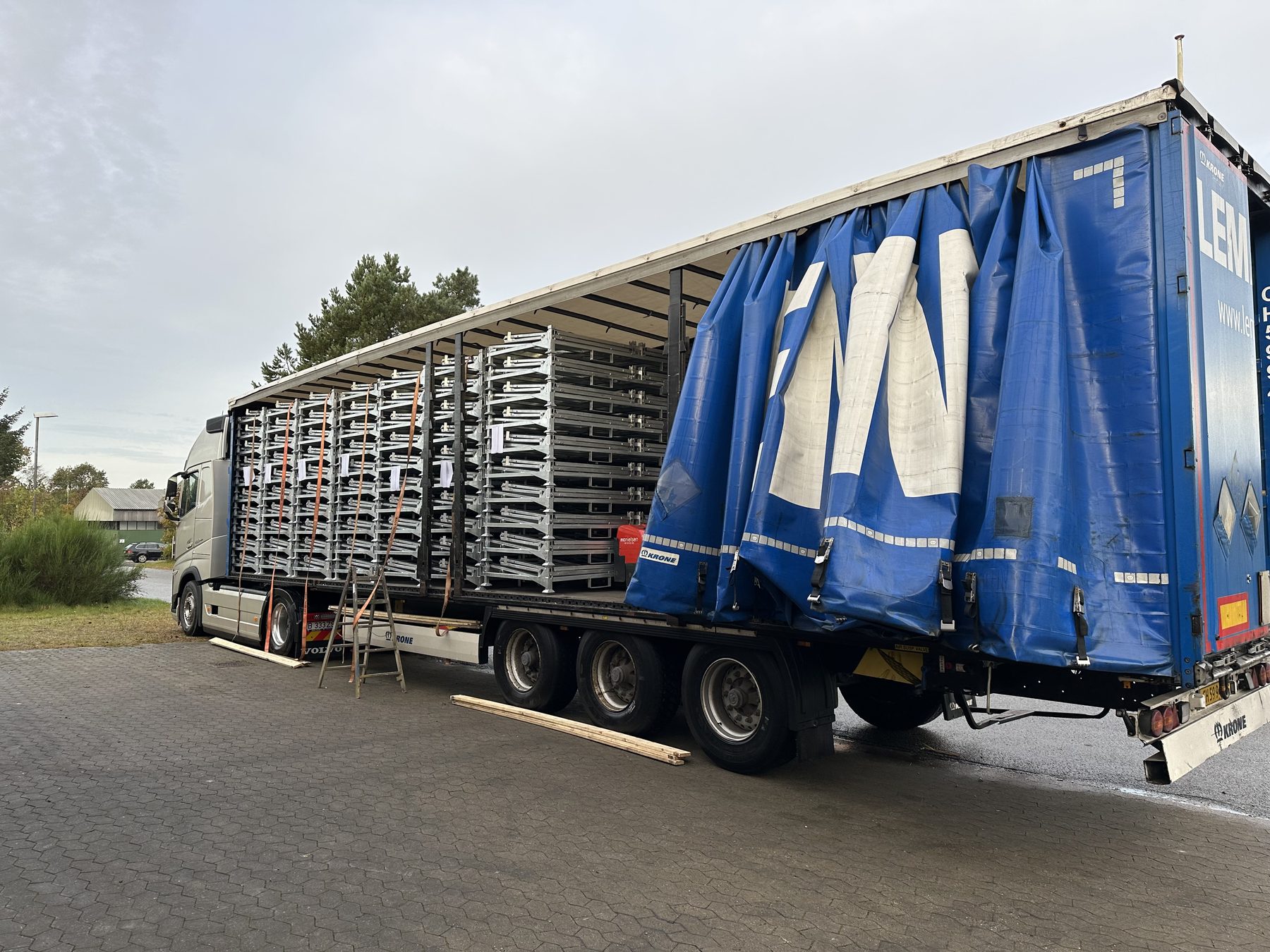 In einem Planenauflieger verladene Transportgestelle