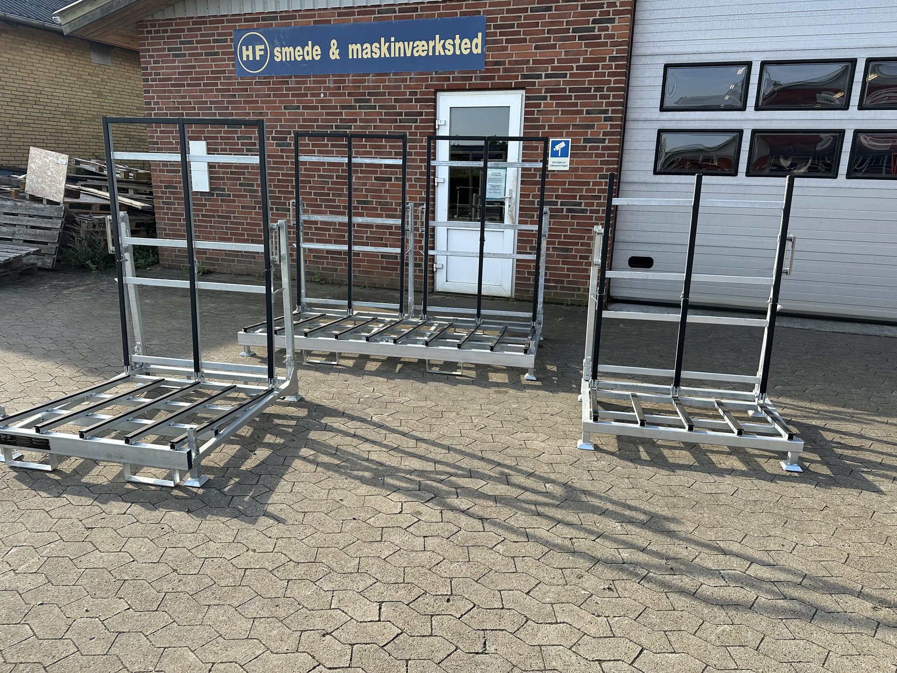 Verschiedene Transportgestell-Designs außerhalb der Werkstatt