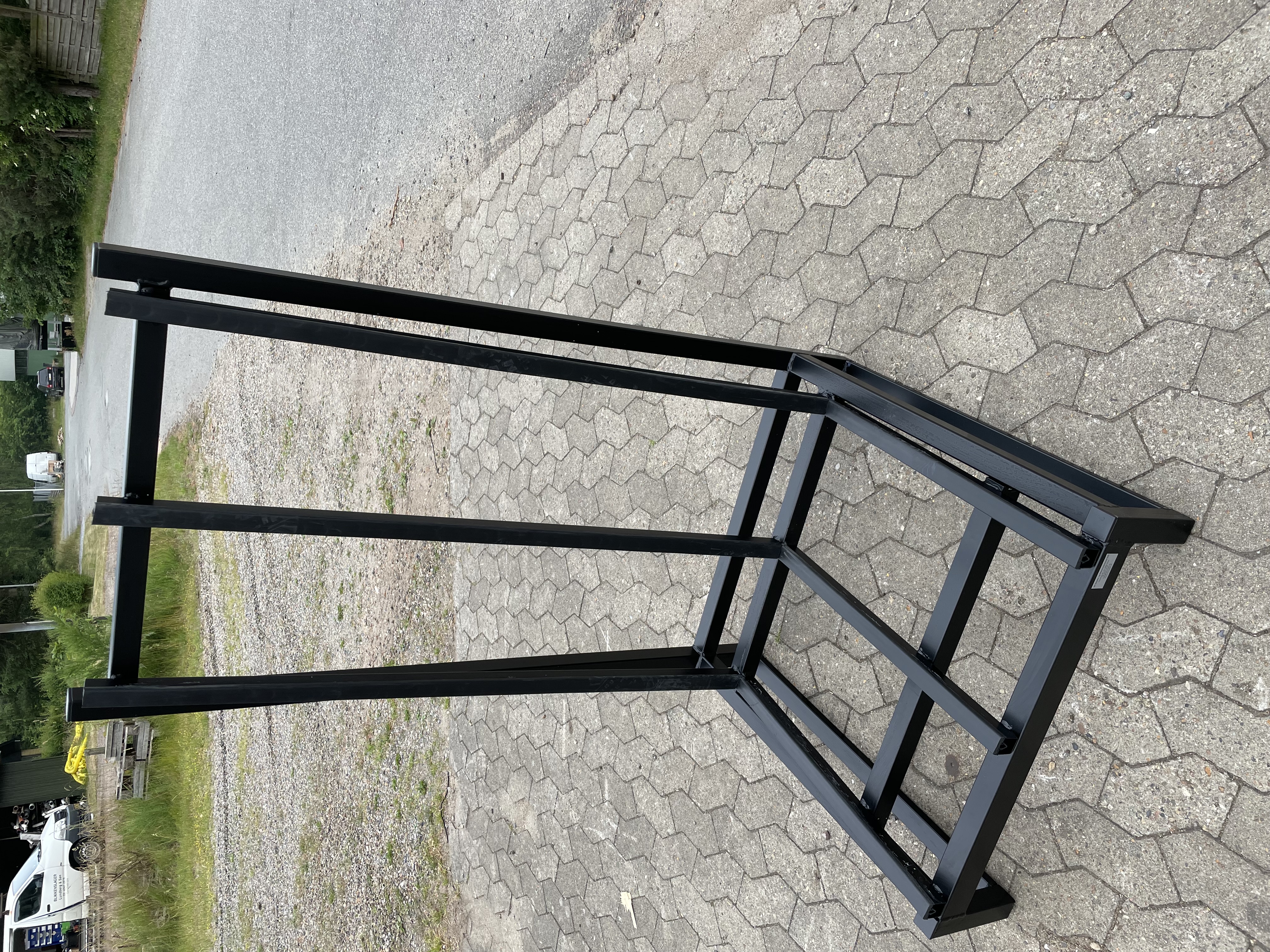 Schwarzes, festes L-Rack (Einzelstück)