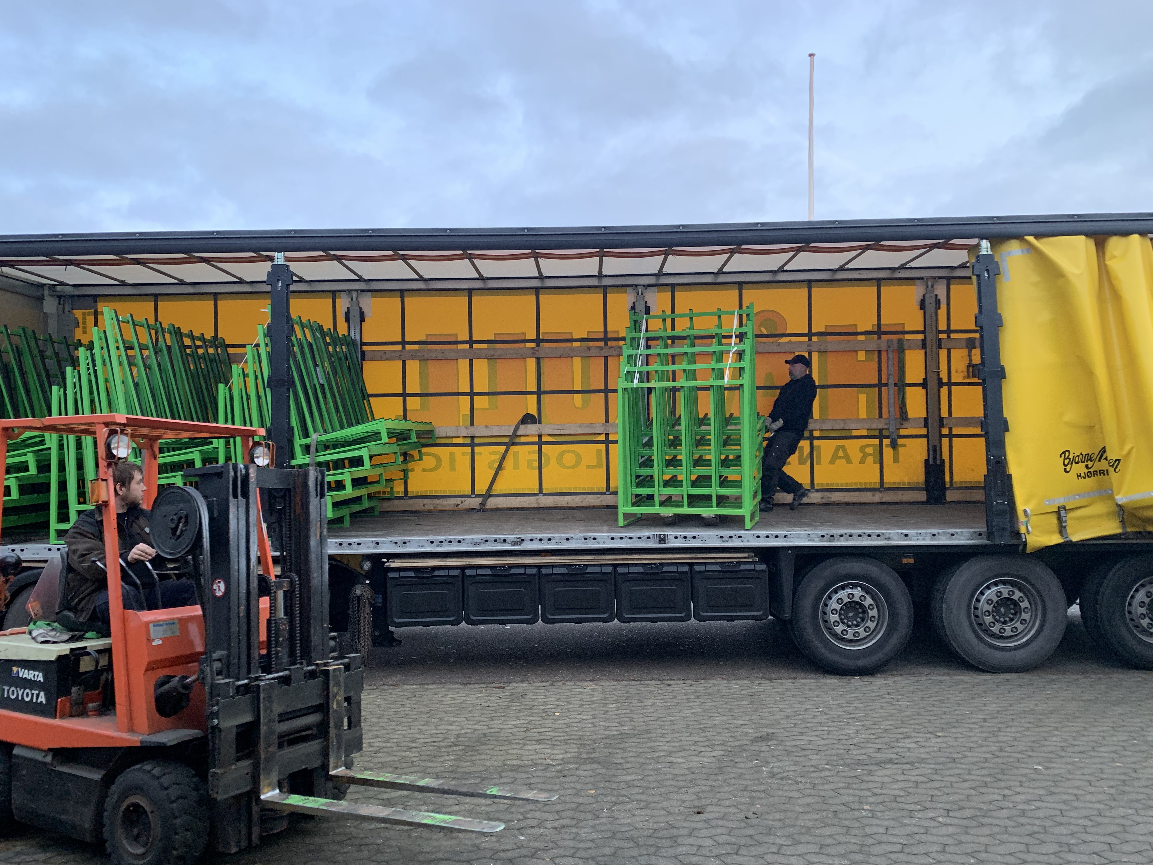 Feste Transportgestelle werden in einen Lkw verladen