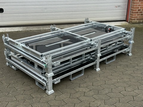 Mehrere zusammengeklappte Folding Box Racks, die übereinander gestapelt sind