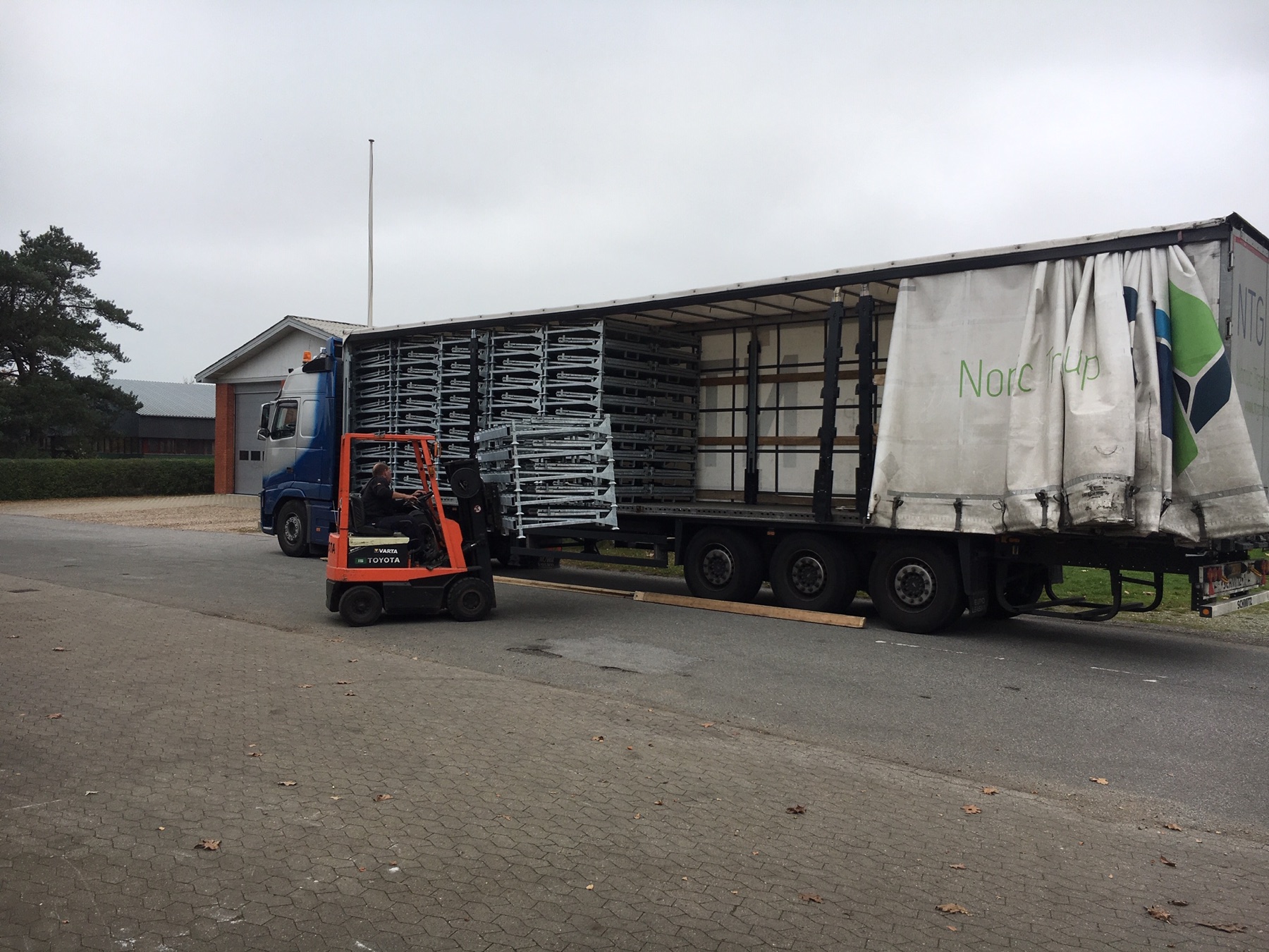 Zusammengeklappte L-Racks werden in einen Lkw verladen