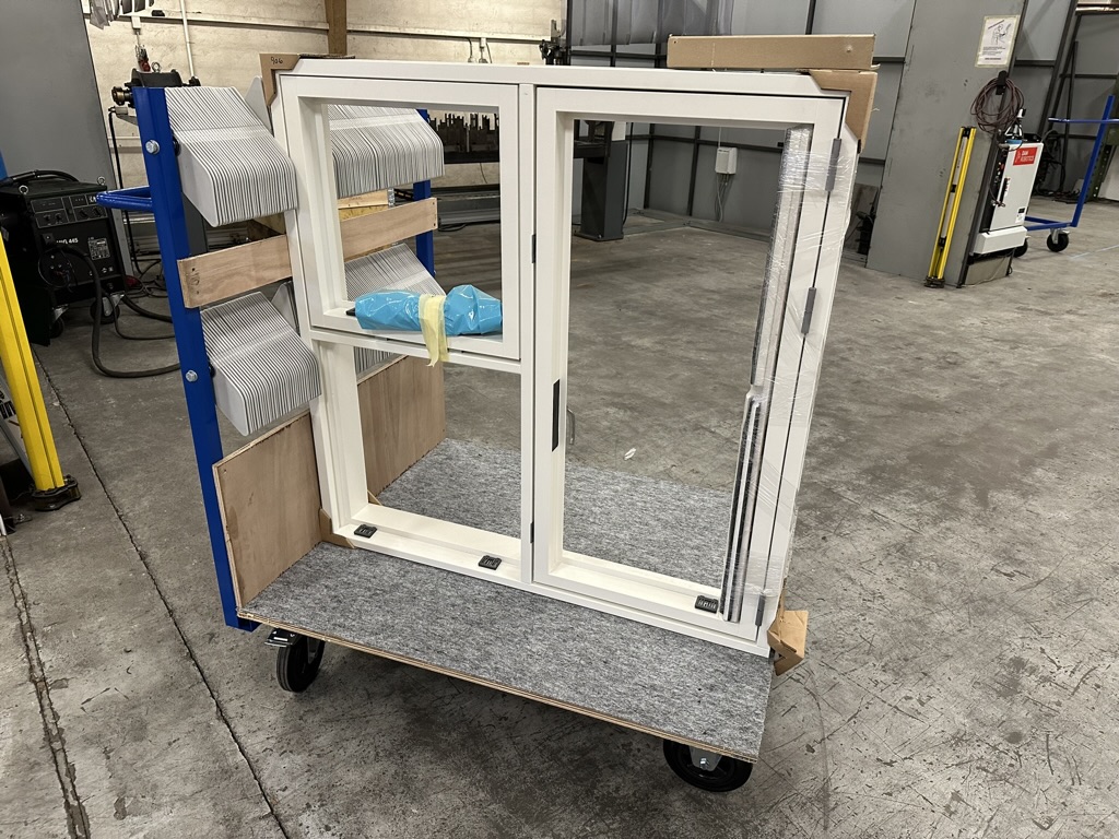Produktionswagen für fertige Fensterelemente