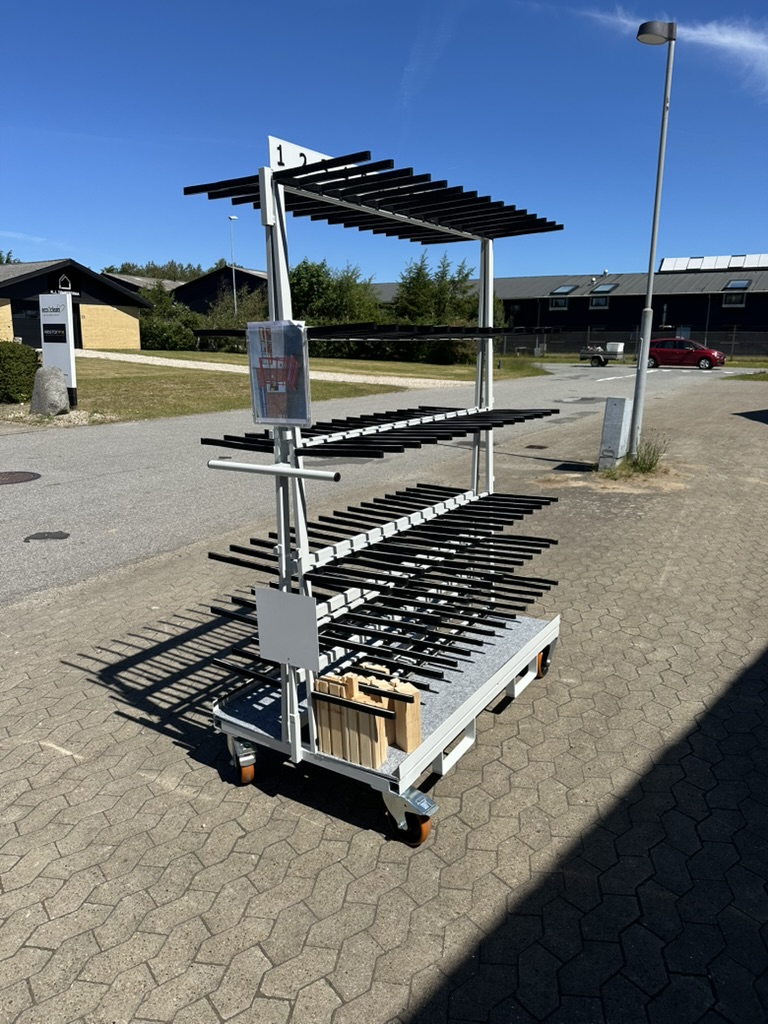 Großer Produktionswagen mit mehreren Böden und Rollen
