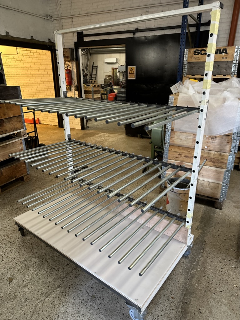 Produktionswagen mit verstellbaren Rollenböden
