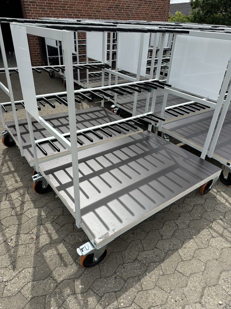 Weiße Produktionswagen mit mehreren Arbeitsebenen