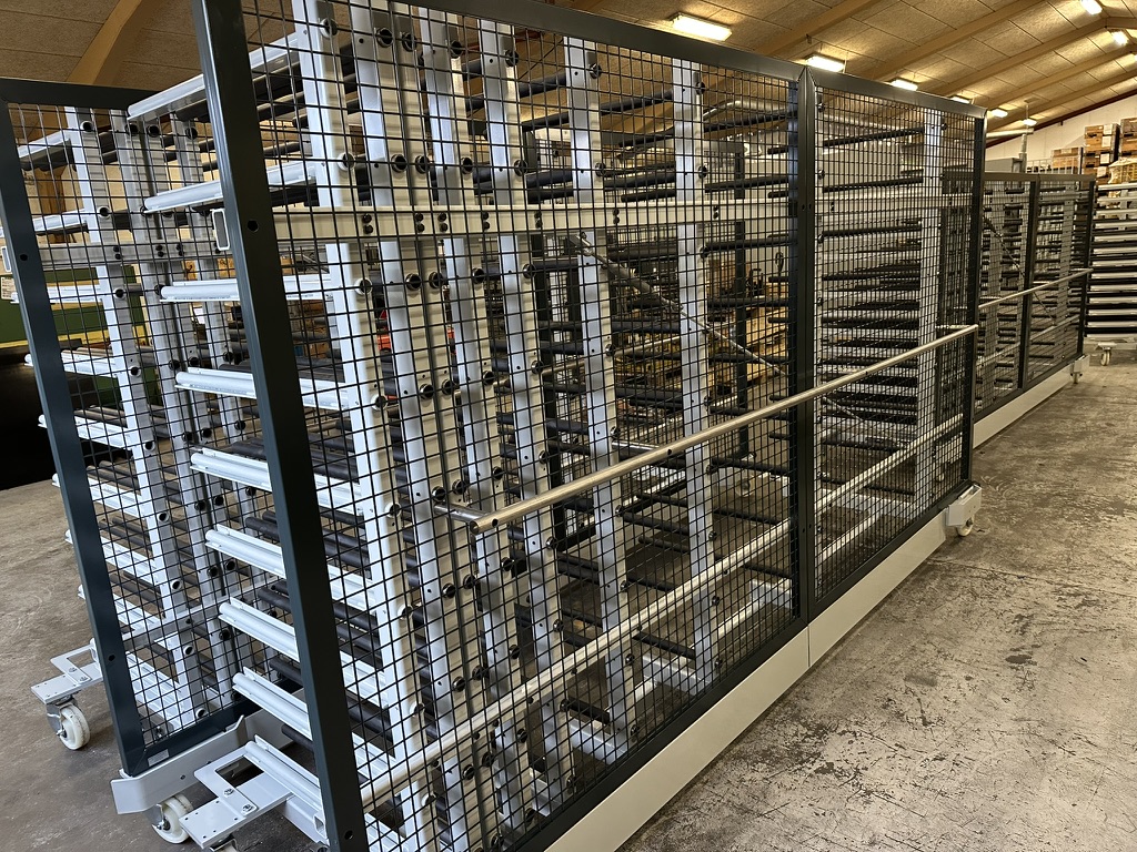 Große geschützte Produktionswagen in der Werkstatt