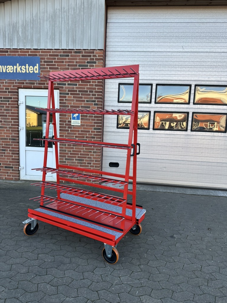Weißer Transportwagen mit langen Stützstangen