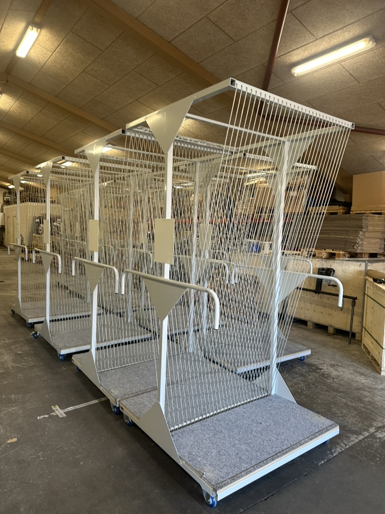 Weiße Gitter-Produktionswagen in der Werkstatt