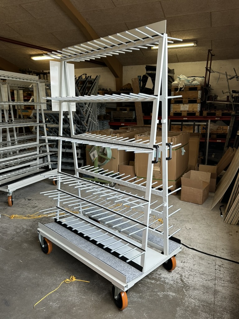 Weißer Produktionswagen mit mehreren Stangenhalterungen