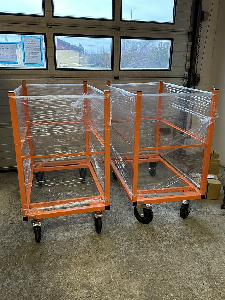 Orangerüstige Produktionswagen bereit für den Versand