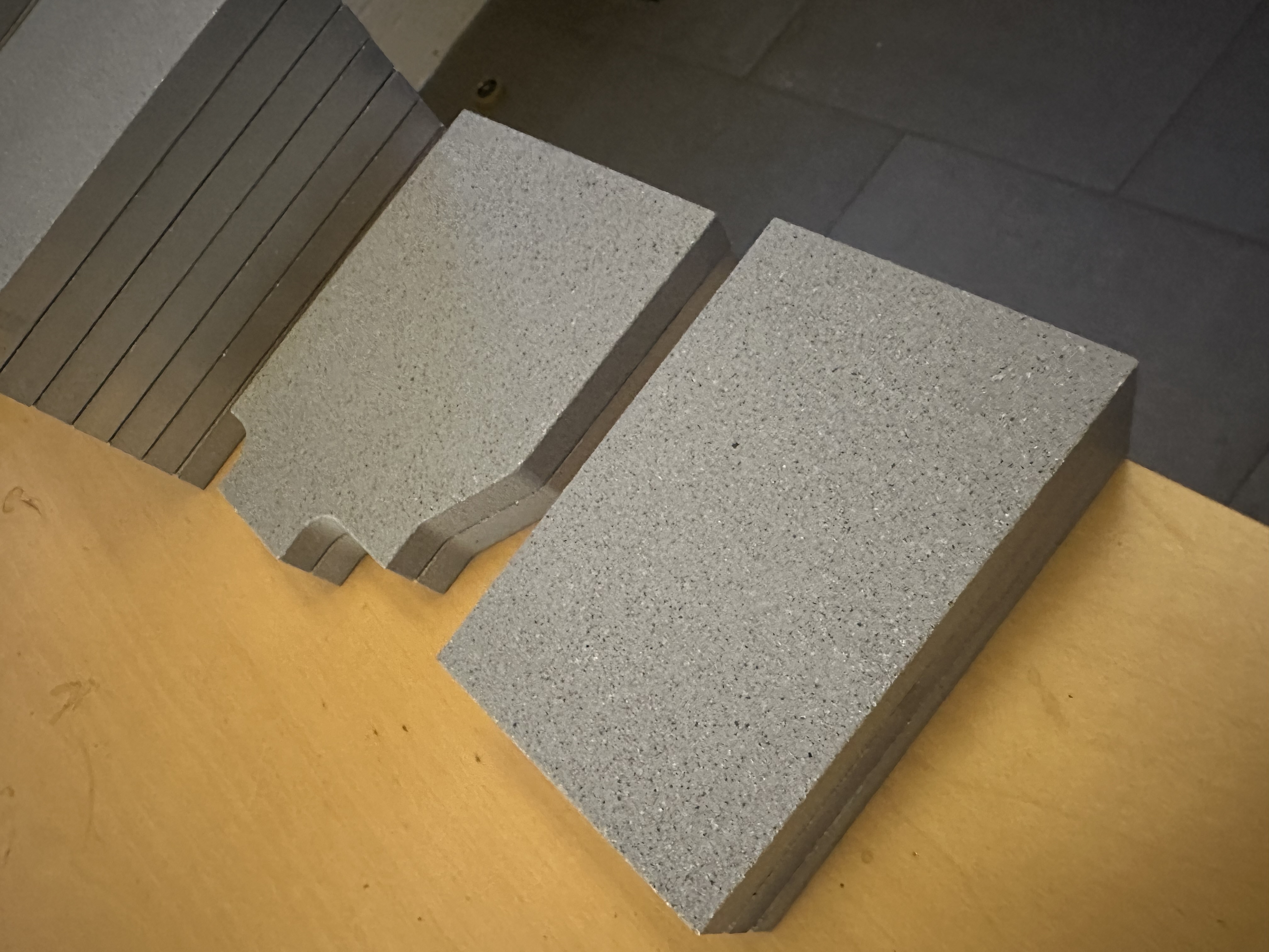 Zugeschnittene und geformte Verbund- oder steinartige Bauteile