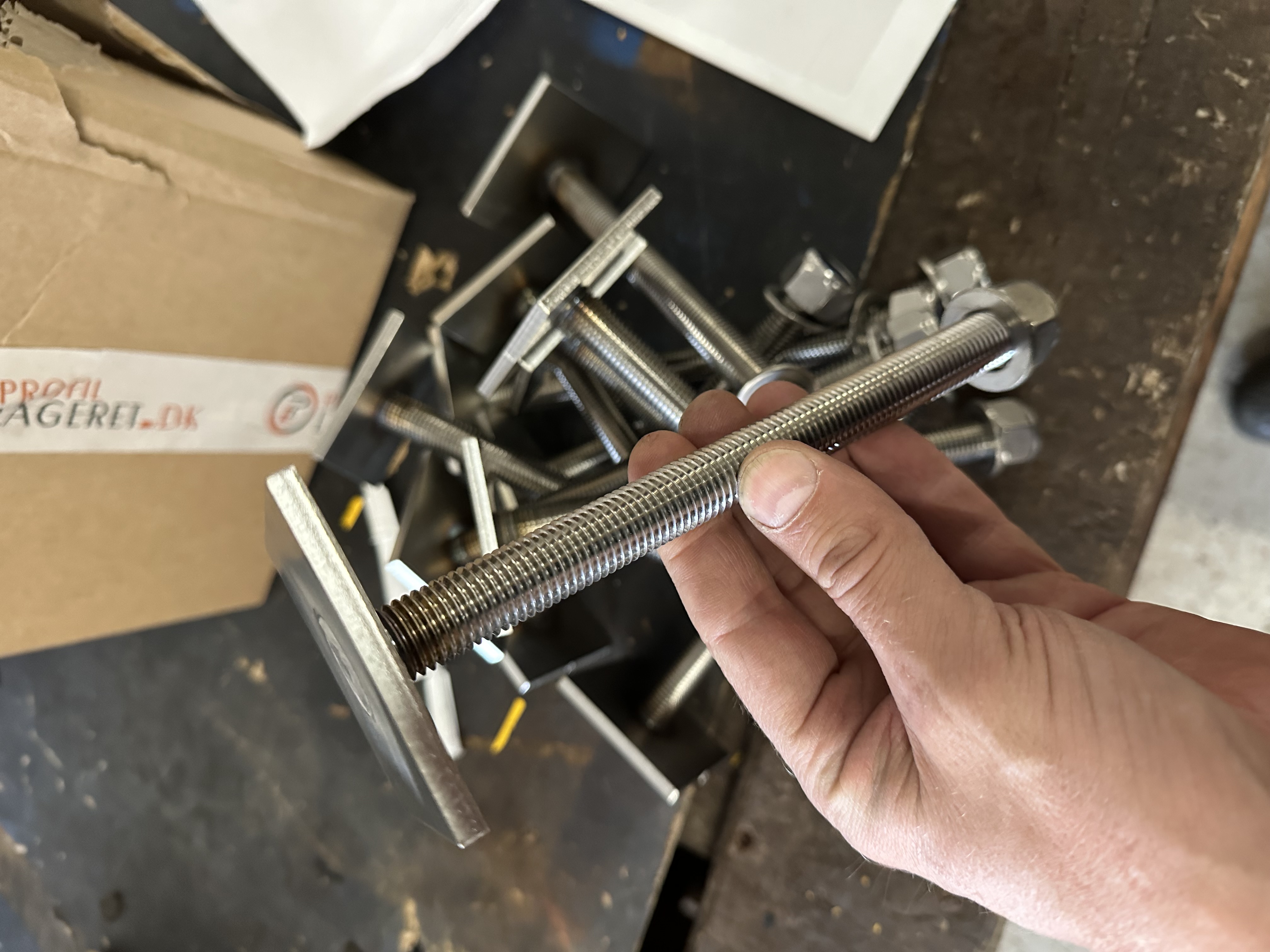 Gewindestifte und kundenspezifische Platten